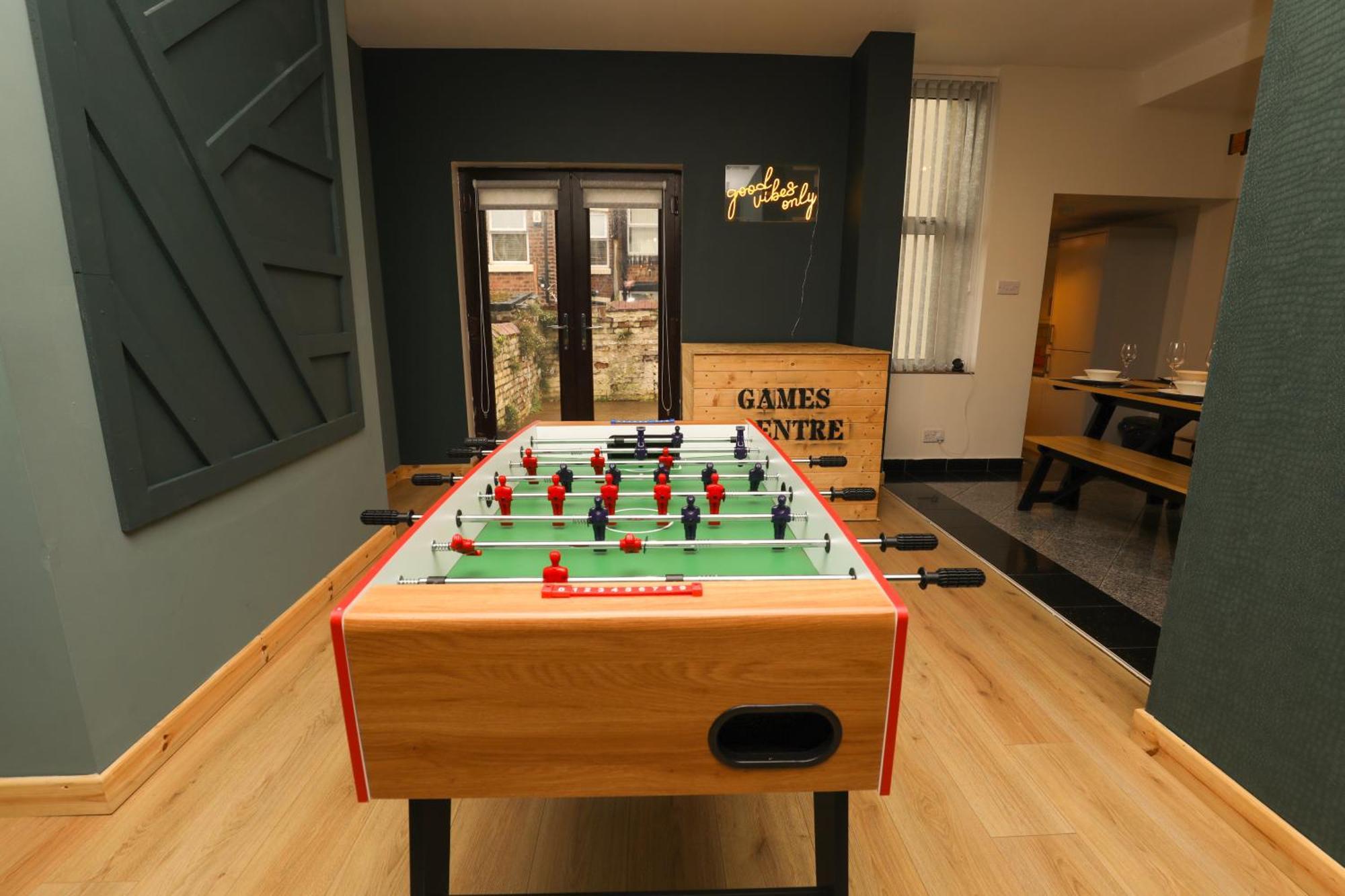 Anfield Luxe Retreat - Stylish Stay With Parking - Steps From Stadium - Short Drive To City Centre リヴァプール エクステリア 写真