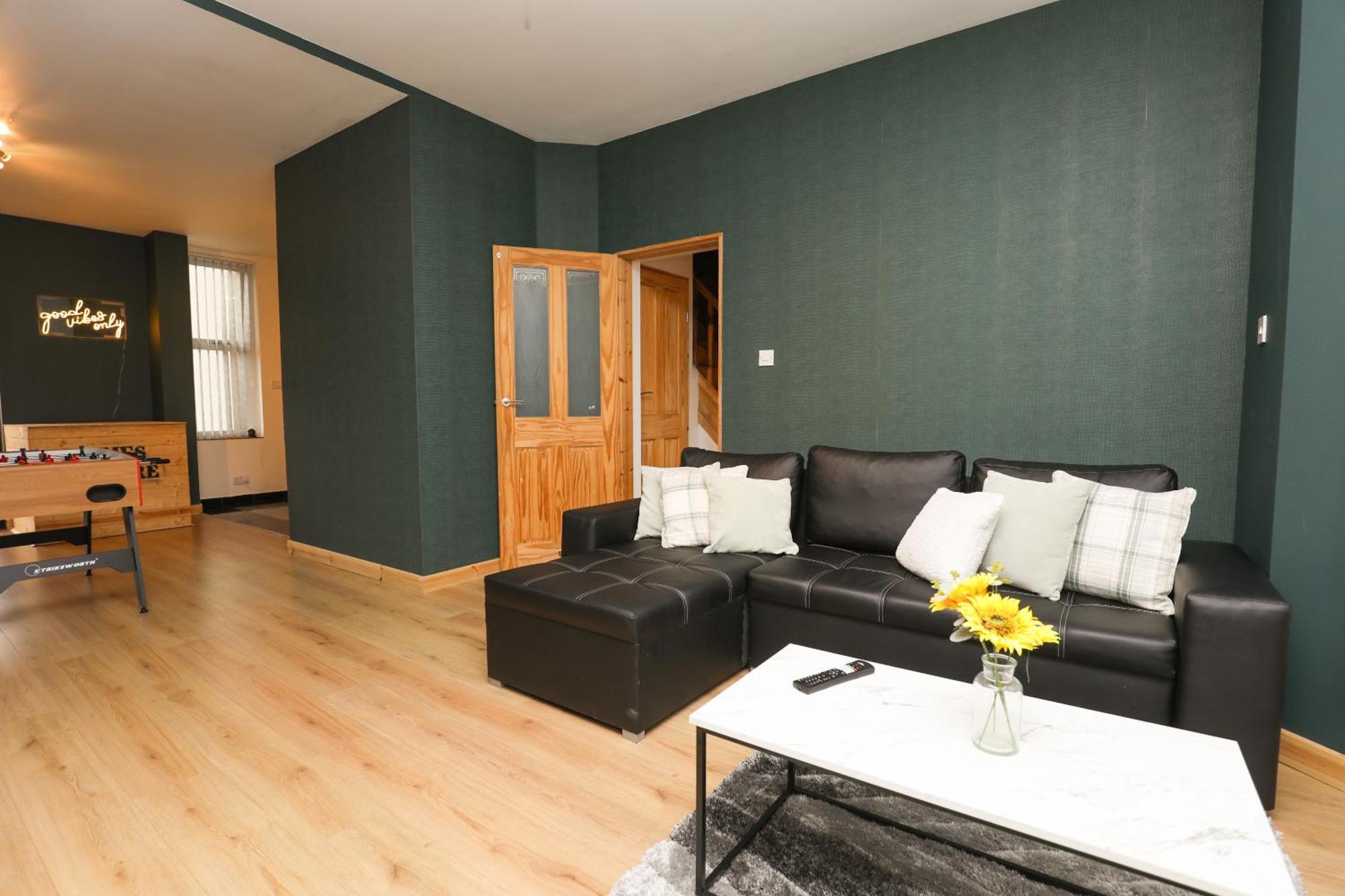 Anfield Luxe Retreat - Stylish Stay With Parking - Steps From Stadium - Short Drive To City Centre リヴァプール エクステリア 写真