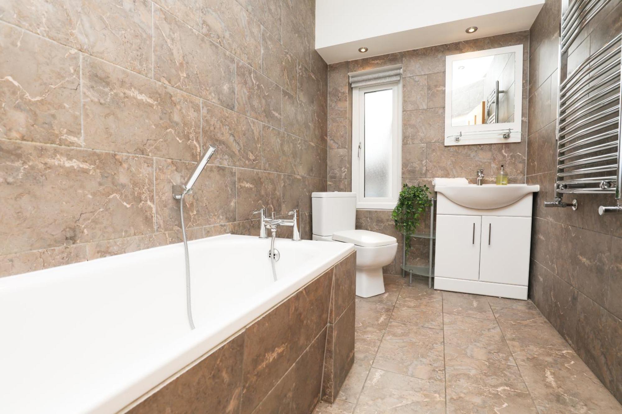 Anfield Luxe Retreat - Stylish Stay With Parking - Steps From Stadium - Short Drive To City Centre リヴァプール エクステリア 写真