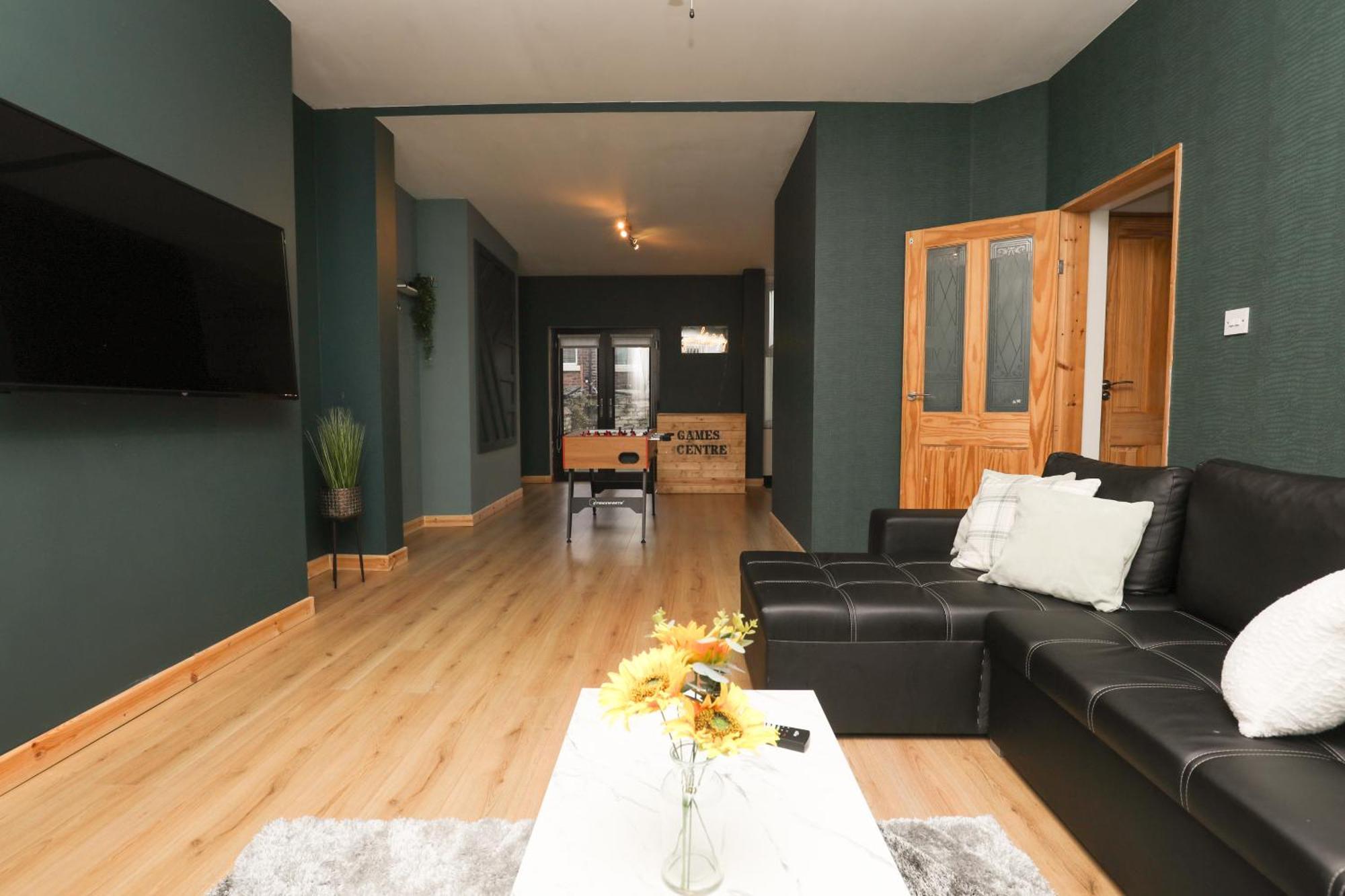 Anfield Luxe Retreat - Stylish Stay With Parking - Steps From Stadium - Short Drive To City Centre リヴァプール エクステリア 写真