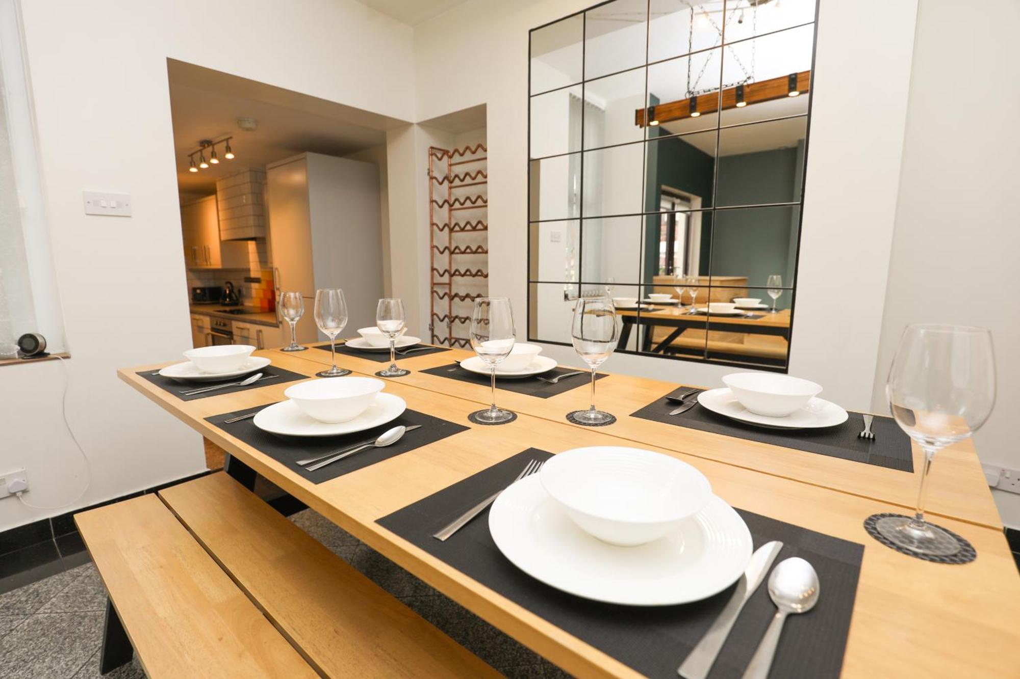 Anfield Luxe Retreat - Stylish Stay With Parking - Steps From Stadium - Short Drive To City Centre リヴァプール エクステリア 写真